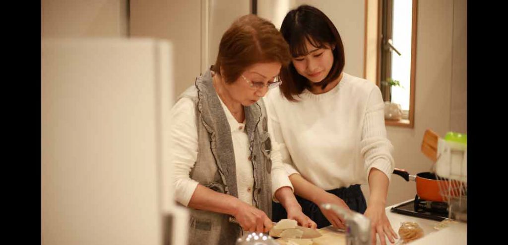リハビリで家事もこなせるようになった料理中の女性
