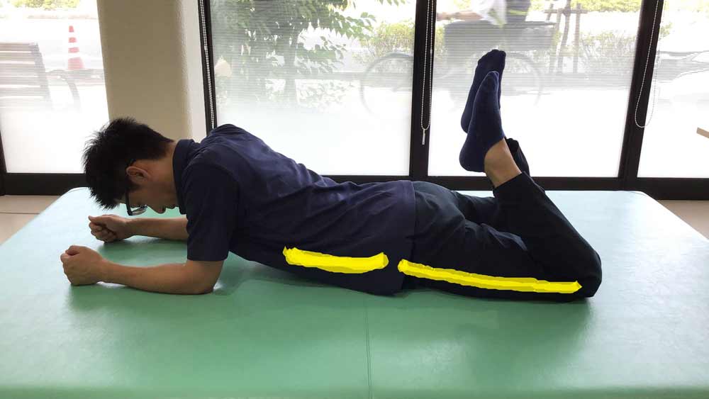 うつぶせになって、両肘を床について上体を起こしてストレッチ